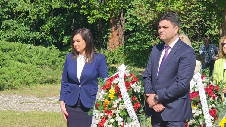 Десетки се поклониха пред паметника на Пеньо Пенев днес