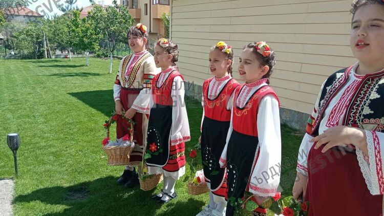 Песни и танци огласиха улиците на кв. „Гледка“ за Лазаровден