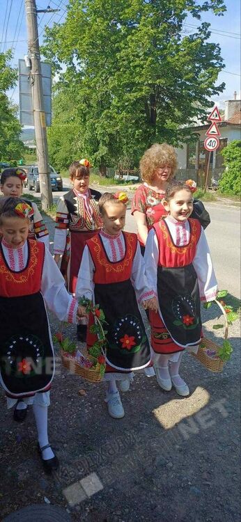 Песни и танци огласиха улиците на кв. „Гледка“ за Лазаровден