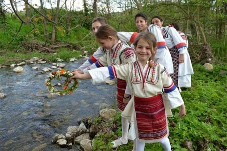 Цветница е, празнуват всички с имена на цветя