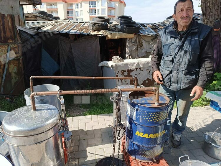 Нашенци от селата в Кърджалийско се запасяват с домашни казани за ракия, чакат новата реколта