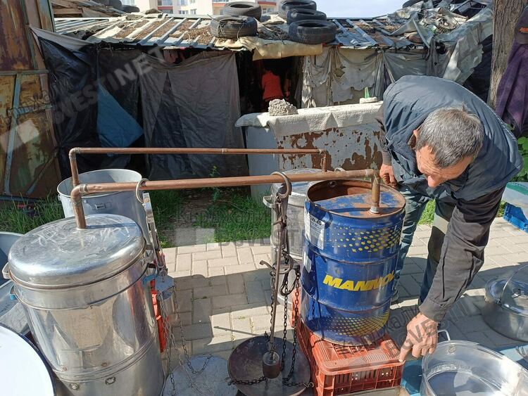 Нашенци от селата в Кърджалийско се запасяват с домашни казани за ракия, чакат новата реколта