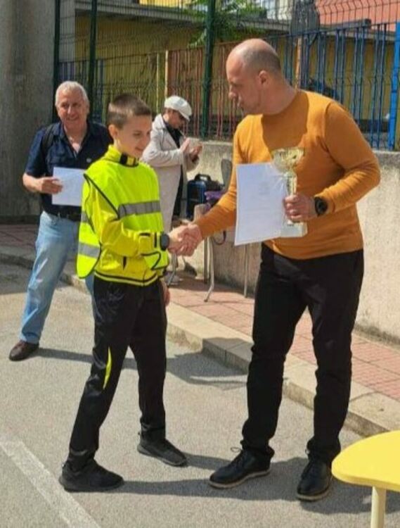 Дебърци доказаха, че и на куц крак могат да са първи