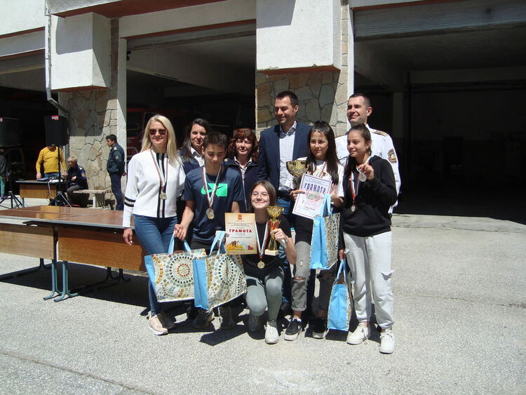 Отборът на ОУ "Иван Вазов" ще участва в национално ученическо състезание 