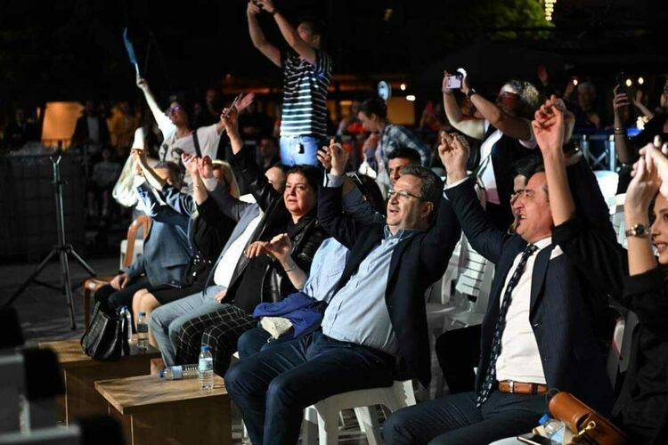 Фолклорният ни ансамбъл "Тракийска младост"от Кърджали събра овациите на фестивал в турския град Маниса