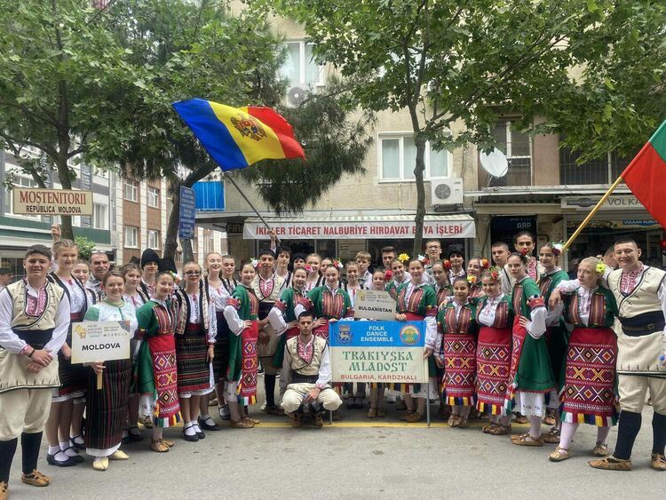 Фолклорният ни ансамбъл "Тракийска младост"от Кърджали събра овациите на фестивал в турския град Маниса