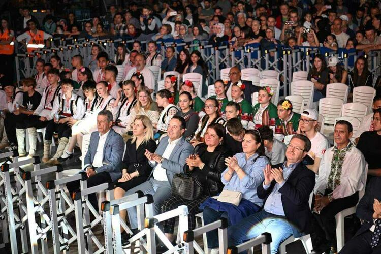 Фолклорният ни ансамбъл "Тракийска младост"от Кърджали събра овациите на фестивал в турския град Маниса