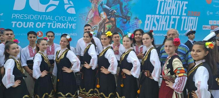 Фолклорният ни ансамбъл "Тракийска младост"от Кърджали събра овациите на фестивал в турския град Маниса