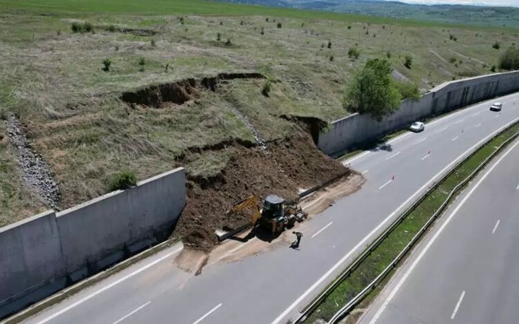 Подпорната стена на автомагистрала "Струма" се е срути на 28 април.