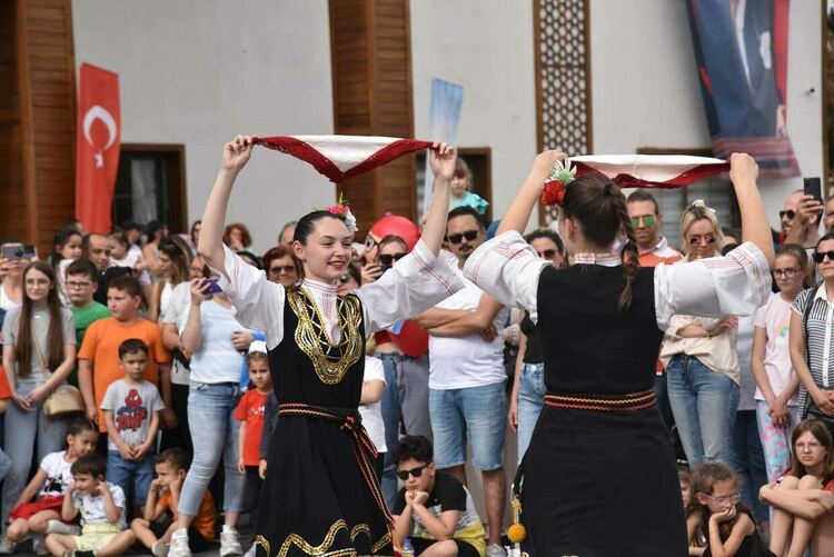 Фолклорният ни ансамбъл "Тракийска младост"от Кърджали събра овациите на фестивал в турския град Маниса