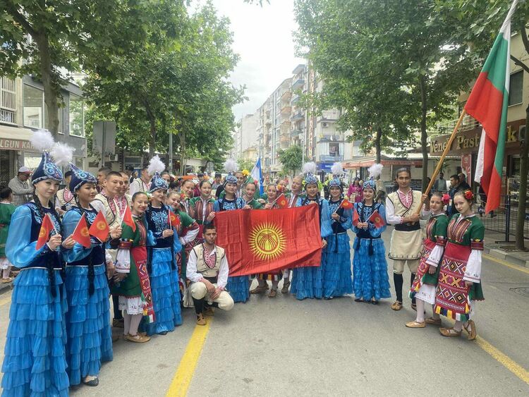 Фолклорният ни ансамбъл "Тракийска младост"от Кърджали събра овациите на фестивал в турския град Маниса