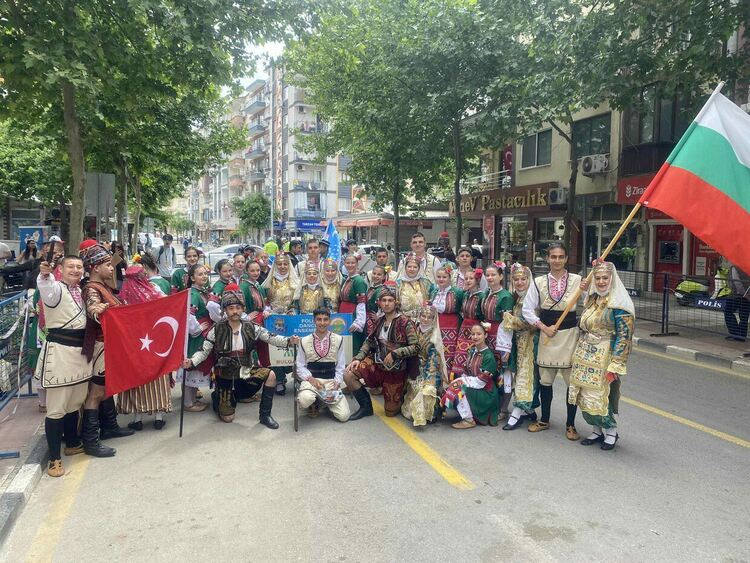 Фолклорният ни ансамбъл "Тракийска младост"от Кърджали събра овациите на фестивал в турския град Маниса