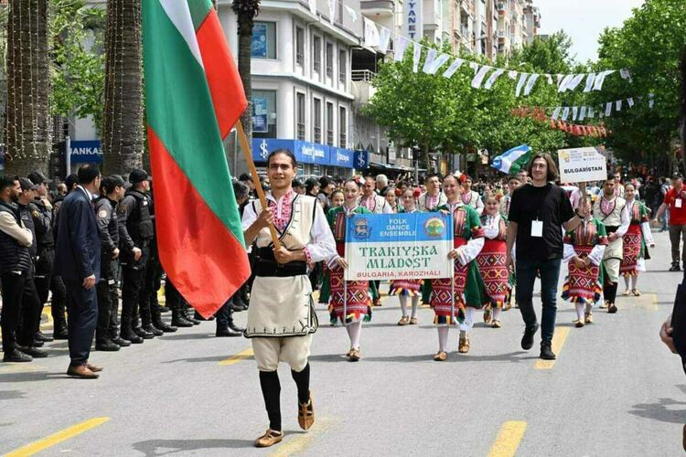 Фолклорният ни ансамбъл "Тракийска младост"от Кърджали събра овациите на фестивал в турския град Маниса