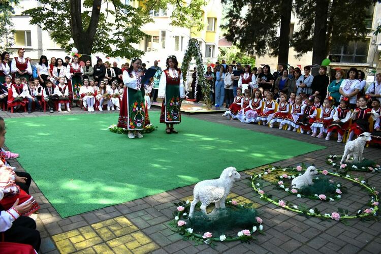 От Лазаровден до Гергьовден - деца от Асеновград пресъздадоха ритуалите