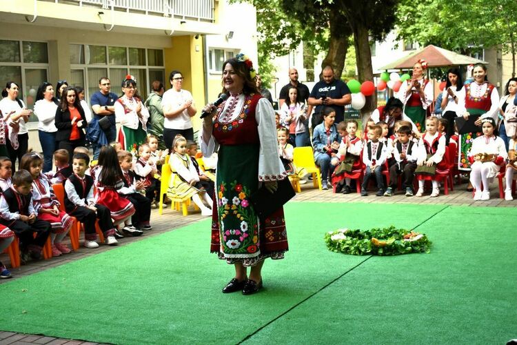 От Лазаровден до Гергьовден - деца от Асеновград пресъздадоха ритуалите