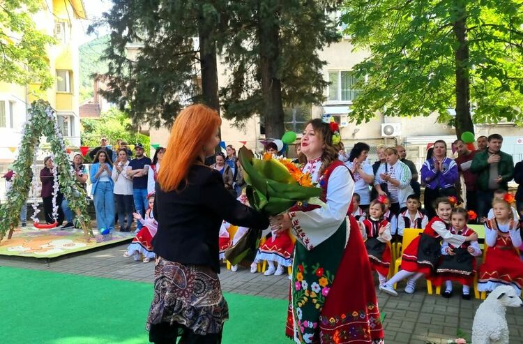 От Лазаровден до Гергьовден - деца от Асеновград пресъздадоха ритуалите