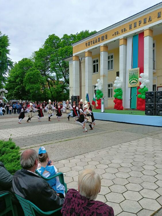 Първомай празнува!