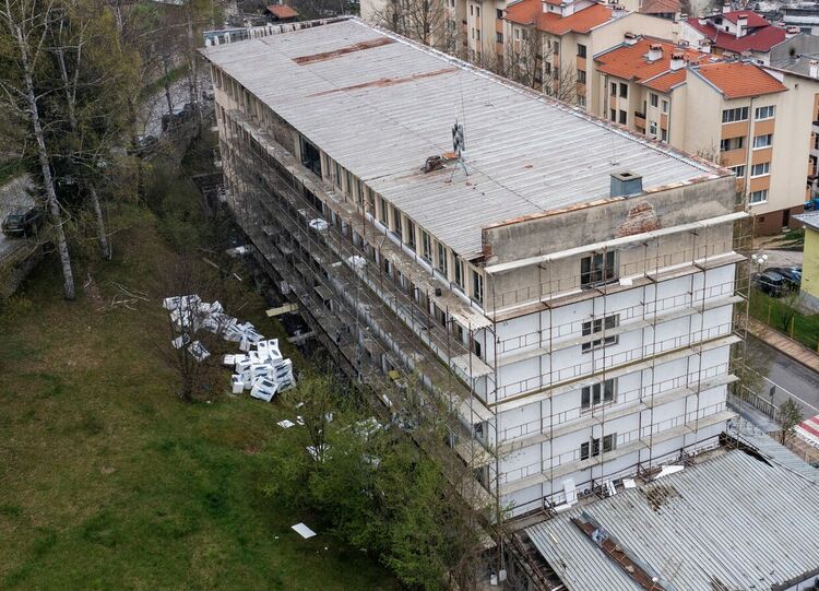 В Мадан започна ремонт на корпуса към СУ "Отец Паисий"