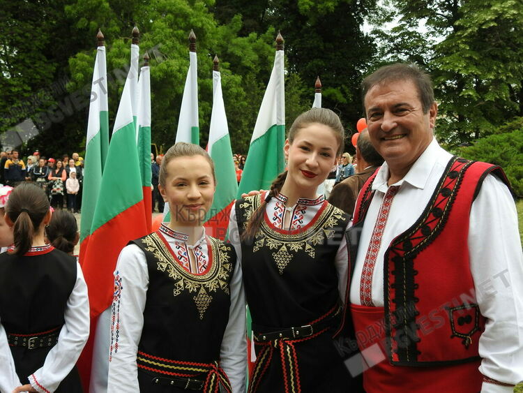  Над 300 изпълнители се включиха в днешния празник „Танцувай с нас”в Кърджали/снимки/