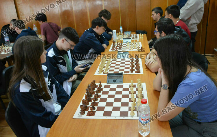 Бадминтон тимовете  на ПМГ-Хасково с отлично представяне на Ученическите игри