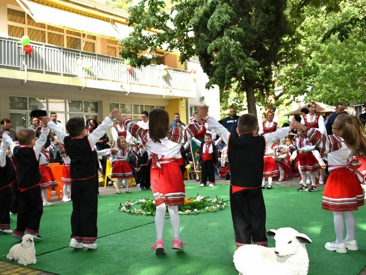 От Лазаровден до Гергьовден - деца от Асеновград пресъздадоха ритуалите