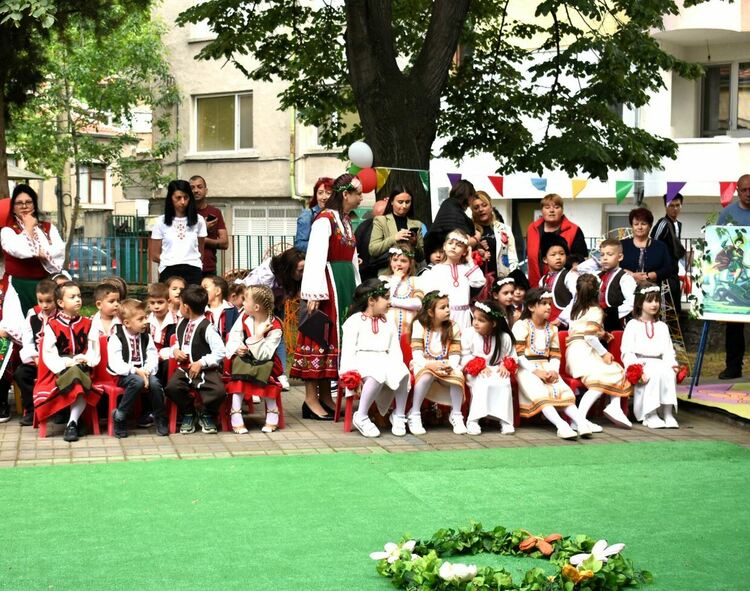 От Лазаровден до Гергьовден - деца от Асеновград пресъздадоха ритуалите