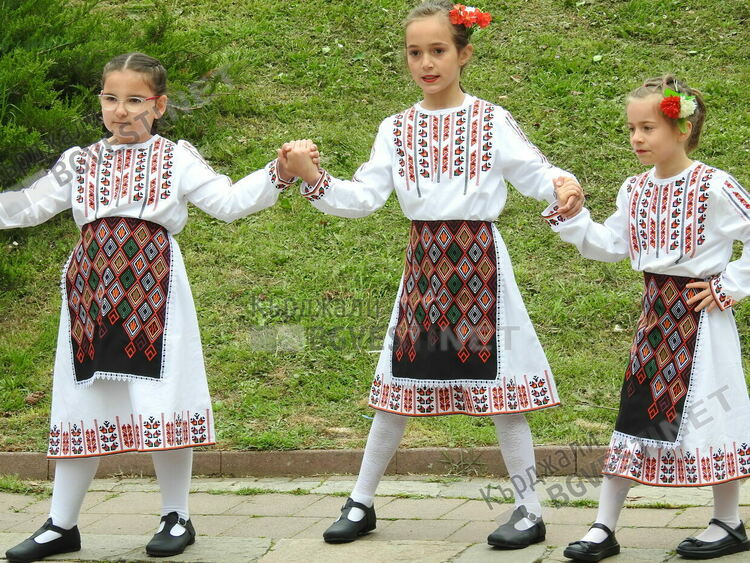 Над 300 изпълнители се включиха в днешния празник „Танцувай с нас”в Кърджали/снимки/