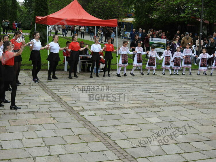  Над 300 изпълнители се включиха в днешния празник „Танцувай с нас”в Кърджали/снимки/