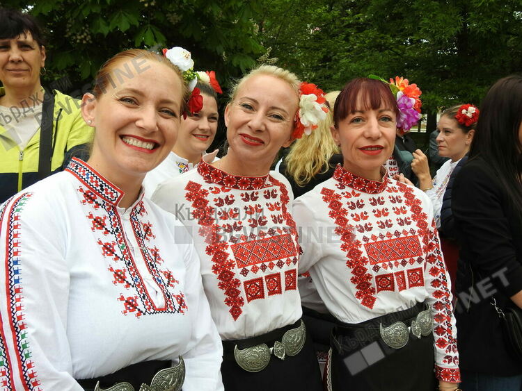  Над 300 изпълнители се включиха в днешния празник „Танцувай с нас”в Кърджали/снимки/