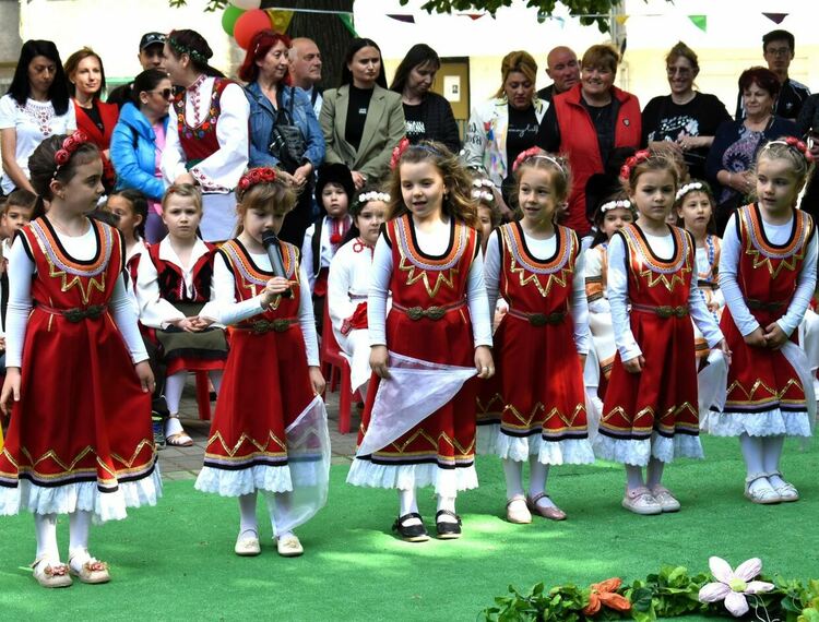 От Лазаровден до Гергьовден - деца от Асеновград пресъздадоха ритуалите