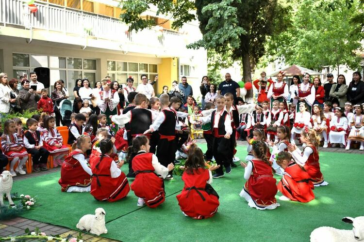 От Лазаровден до Гергьовден - деца от Асеновград пресъздадоха ритуалите