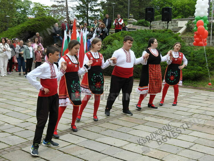  Над 300 изпълнители се включиха в днешния празник „Танцувай с нас”в Кърджали/снимки/