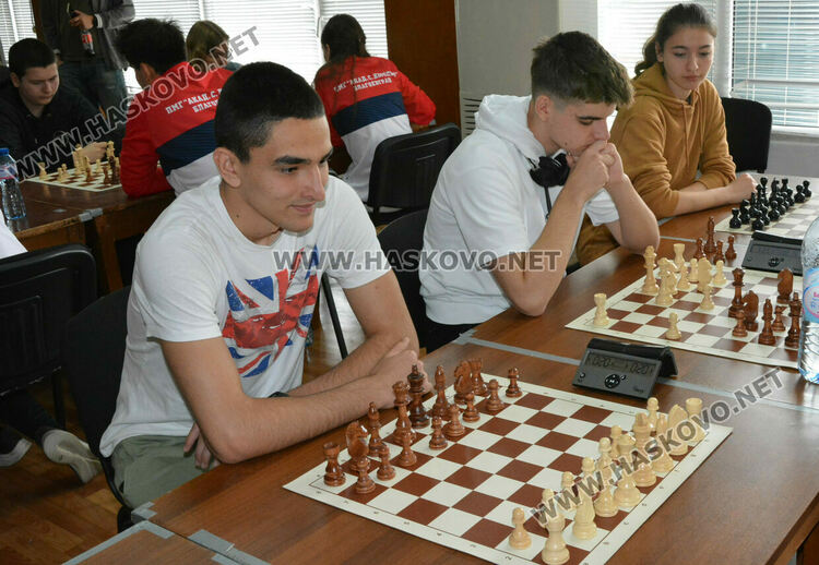 Бадминтон тимовете  на ПМГ-Хасково с отлично представяне на Ученическите игри