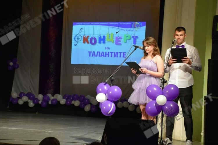 Училище "Владимир Димитров - Майстора" предизвика фурор с годишния си концерт на Талантите.