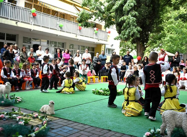 От Лазаровден до Гергьовден - деца от Асеновград пресъздадоха ритуалите