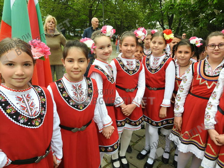  Над 300 изпълнители се включиха в днешния празник „Танцувай с нас”в Кърджали/снимки/