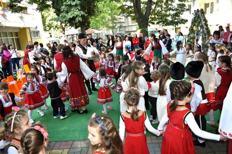 От Лазаровден до Гергьовден - деца от Асеновград пресъздадоха ритуалите