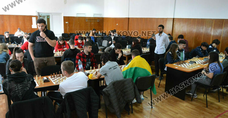 Бадминтон тимовете  на ПМГ-Хасково с отлично представяне на Ученическите игри