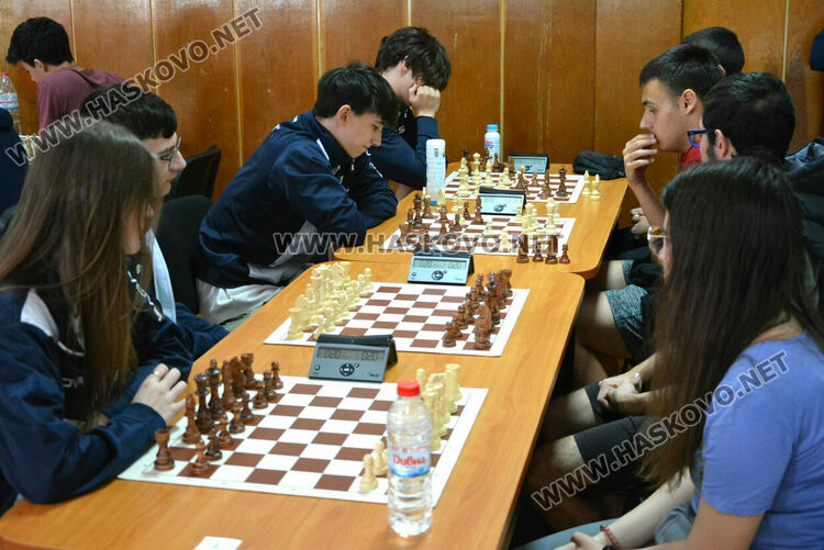 Бадминтон тимовете  на ПМГ-Хасково с отлично представяне на Ученическите игри