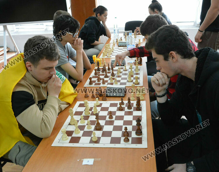 Бадминтон тимовете  на ПМГ-Хасково с отлично представяне на Ученическите игри