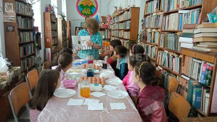 Децата от кв."Гледка" в Кърджали боядисаха яйца на Велики четвъртък