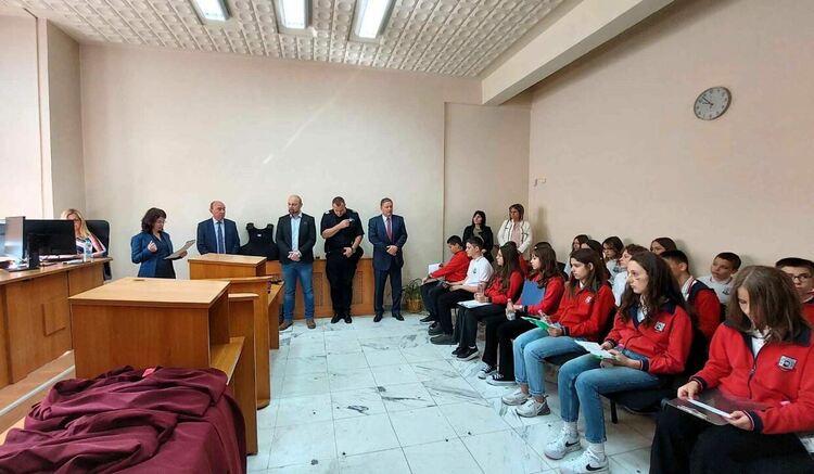 Младежи от Асеновград станаха съдии и подсъдими за ден 
