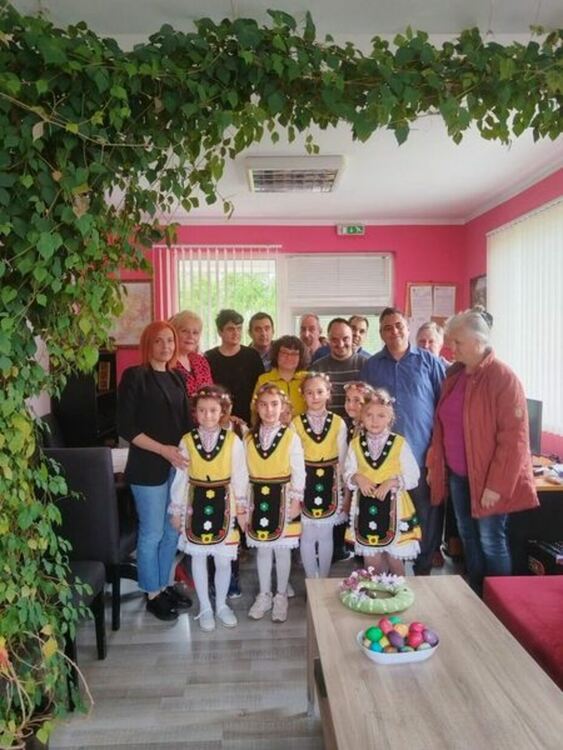 На Велики четвъртък Община Радомир съвместно с детските градини и партньорството на яйца Венетон и фирма "Ровенто" ЕООД организираха инициативата „Светъл Великден за всички“