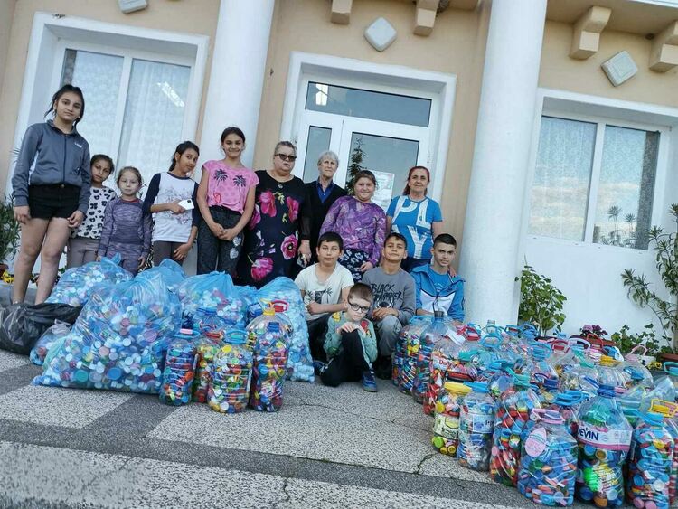 Читалищни дейци заредиха с четиво къщичките за книги в Димитровград