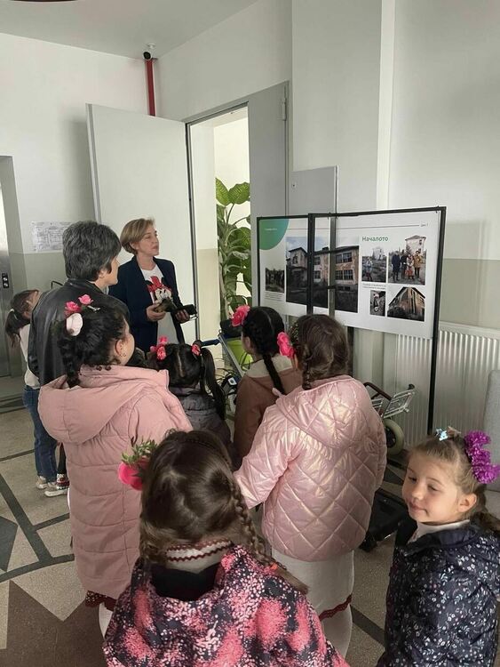 На Велики четвъртък Община Радомир съвместно с детските градини и партньорството на яйца Венетон и фирма "Ровенто" ЕООД организираха инициативата „Светъл Великден за всички“