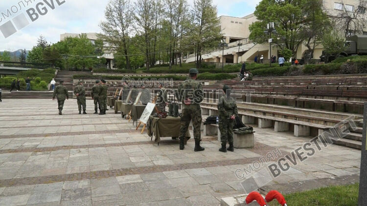 Десетки деца се спуснаха по алпийските тролеи при демонстрацията на военните /галерия/