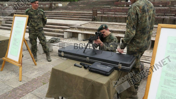 Десетки деца се спуснаха по алпийските тролеи при демонстрацията на военните /галерия/