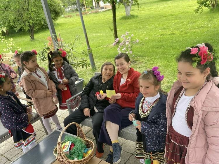 На Велики четвъртък Община Радомир съвместно с детските градини и партньорството на яйца Венетон и фирма "Ровенто" ЕООД организираха инициативата „Светъл Великден за всички“