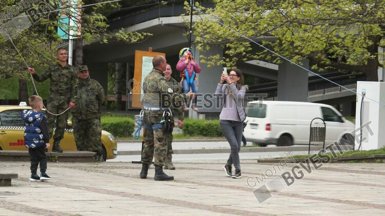 Десетки деца се спуснаха по алпийските тролеи при демонстрацията на военните /галерия/