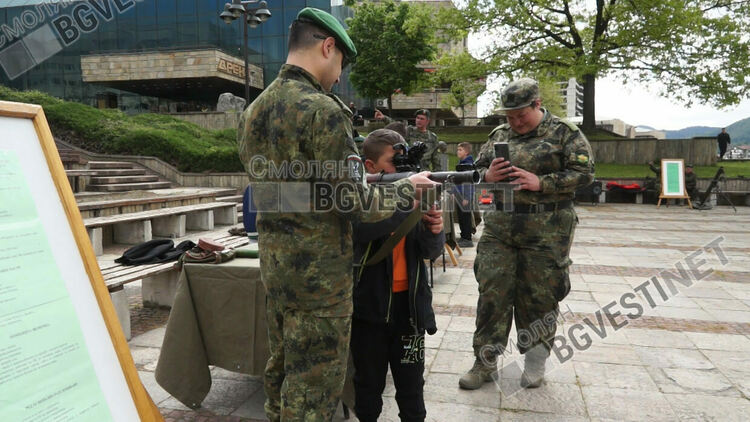 Десетки деца се спуснаха по алпийските тролеи при демонстрацията на военните /галерия/